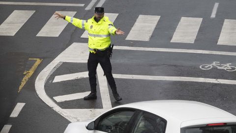 Un agente de la Polica Local de Santiago, controlando el trfico en una fotografa de archivo