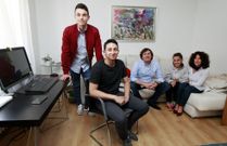 Su familia de Cambados. Anthony -sentado-junto a Pedro, su hermana y los padres del alumno del Cabanillas. 