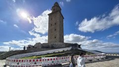 Vista de la torre de H�rcules, con una zona vallada desde el pasado marzo por la paralizaci�n de las obras en el interior
