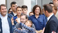 Un ni�o se hace un selfie con Rajoy en Ordes