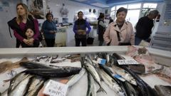 Clientes en la pescadera Grallal, de Covas (Viveiro)