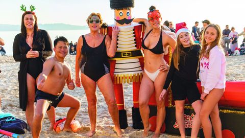 Chapuz�n para despedir el a�o en la playa de Silgar, en Sanxenxo