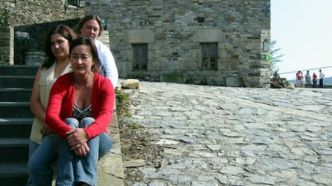 Edita N��ez, en el medio, junto a Nadia y Edita, de Turismo, en O Cebreiro en el 2005