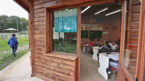 La escuela est en un terreno en Friol en medio de la naturaleza y las aulas son de madera