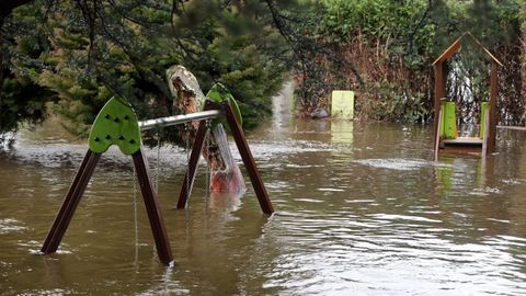 El r�o Umia desbordado a su paso por Cabanelas