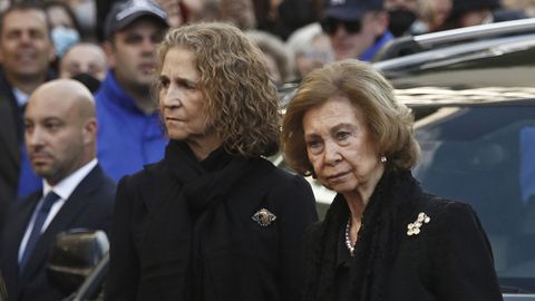 La reina Sofa y la infanta Elena, a su llegada al funeral 