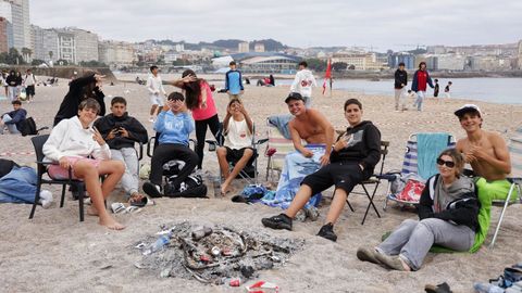 Jóvenes que han dormido en las playas de A Coruña 