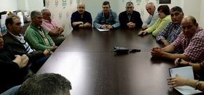 Roberto Garc�a y Rom�n Santalla analizaron ayer con el comit� comarcal de Uni�ns la situaci�n �cr�tica�.
