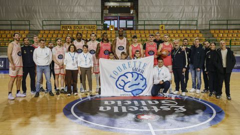 Los integrantes del colectivo Tourette Galicia, acompa�ado por jugadores, t�cnicos y directivos del COB