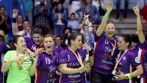 Las jugadoras del Mavi Nuevas Tecnologías celebran la victoria frente al Super Amara Bera Bera, tras concluir la final de la XXXIX Copa de la Reina de balonmano femenino en partido que se ha disputado esta tarde en el pabellón de Ciudad Jardín de Málaga