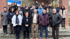 Participantes en la tercera edicin de Valdeorras Embelece junto a los polticos.