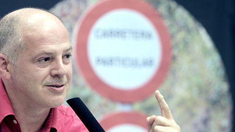 Valent&iacute;n Carrera durante una conferencia.