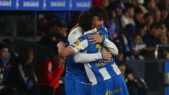 Yeremay abraza a Charlie Pati�o para dedicarle su gol al Mirand�s