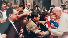 Mar�a Luz y otros fieles apretando la mano al papa Juan Pablo II.