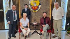 La madre y el padre�de Diego Bello con el director del NBI en Filipinas