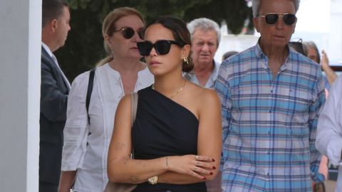 Gloria Camila, en el centro de la imagen, a la salida del cementerio tras el entierro de Michu