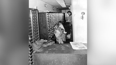 Las empleadas del banco Kreditbanken de Estocolmo que fueron tomadas como rehenes, junto a Clark Olofsson, el 23 de agosto de 1973.