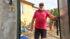 Jos� Manuel Rodr�guez Iglesias, este viernes en la puerta de su casa, en el municipio de Ares.