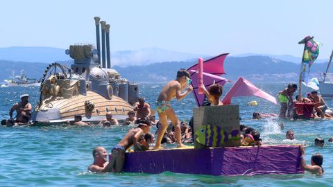 Festa da Dorna: Rejata de Embarcasi�ns feitas a machada e pan de millo na playa de Coroso