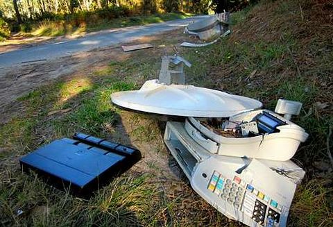 En la carretera de Razo a Avi�o se ha creado un cementerio tecnol�gico.