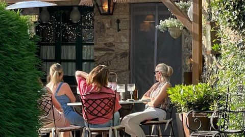Visitantes en Casa Brandariz, en Arzúa, situada en el entorno del Camino de Santiago