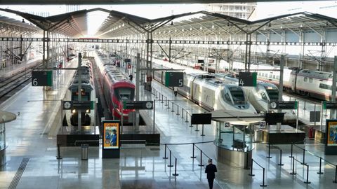 El servicio de alta velocidad parado en la estaci�n de M�laga, Mar�a Zambrano, tras el accidente ferroviario ocurrido en Urda (Toledo) que ha obligado a interrumpir la circulaci�n de la l�nea de alta velocidad Madrid-Andaluc�a. A 28 de octubre de 2026 en M�laga (Andaluc�a Espa�a).