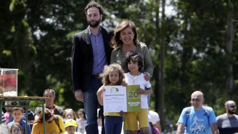 La conselleira de Medio Ambiente e Ordenaci�n do Territorio, Beatriz Mato, entreg� el Premio Provincia de Pontevedra al Colexio Estudio, de Nigr�n, que recogieron el coordinador del proyecto, Gabriel Meizoso Garc�a, y, en representaci�n de sus compa�eros, Nora Kinson Zoni y Mauro Kinson Zoni
