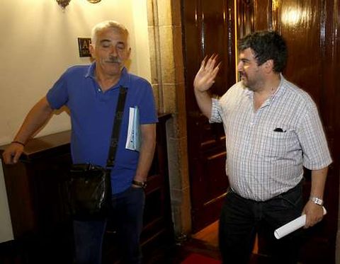 <span lang= es-es >Inseparables</span>. Antonio Rodr�guez Pen�n, l�der de los d�scolos, y Javier Garc�a Gago, funcionario que desat� la crisis del PSOE, se dejaron ver juntos antes de la reuni�n socialista para preparar el pleno. La cita se prolong� durante dos horas para analizar el voto en las diferentes mociones plenarias. 