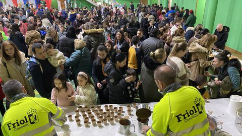 Fiesta de Reyes en el pabelln de Friol.