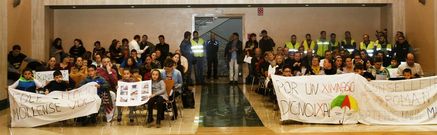 La comunidad escolar del colegio de Rubi�ns estuvo ampliamente representada en la sesi�n plenaria de ayer, a la que acudieron con numerosas pancartas. 