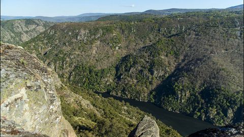 El monasterio de Santa Cristina se distingue en la orilla ourensana del Sil (a la derecha de la imagen)