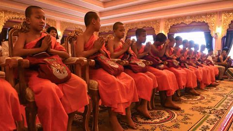 Ordenaci�n budista en Tailandia de los ni�os rescatados en la cueva