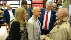 Prez-Reverte, en el 2019 en la librera Arenas de A Corua, saluda a Esteban Prez Bolvar (acompaado por su mujer y Manuel Arenas), cuyos libros devor el escritor. 