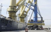 El �Jumbo Jubilee� descarg� ayer en Langosteira la nueva gr�a de la operadora P�rez Torres. 