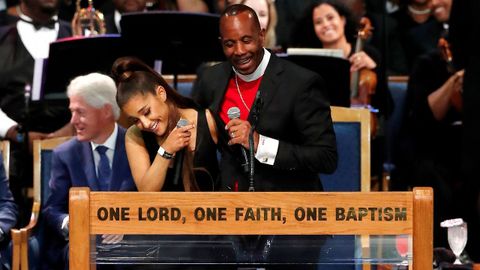Ariana Grande en el funeral de Aretha Franklin