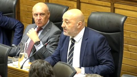 El concejal de Servicios Sociales, Vivienda y Cooperaci�n de Gij�n, Guzm�n Pend�s (dcha), interviene en el Pleno Municipal gijon�s.