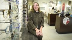 La �ptica optometrista M�nica G�mez Lor, en su local de Pontevedra