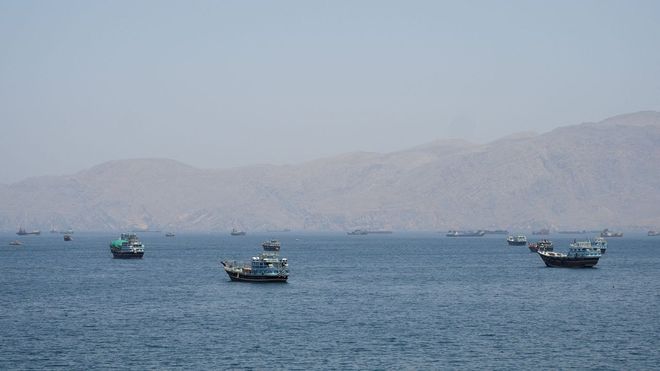 Peque&ntilde;as embarcaciones transitan&nbsp;por el estrecho de Ormuz&nbsp;cerca de la costa de Oman.