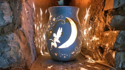 Una de las l�mparas artesanas moldeada por Maider Arte Cer�mica.