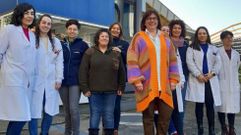 Mar�a Jes�s Cal, de naranja, con sus compa�eras del Laboratorio de la central t�rmica de Endesa en As Pontes
