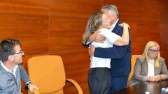 Abrazo entre Telmo Martn y Mara Deza en el pleno de despedida de la concelleira de urbanismo