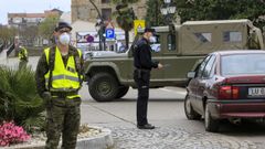 Foto de archivo de un control combinado de la Polic�a Nacional y el ej�rcito en el centro de Monforte