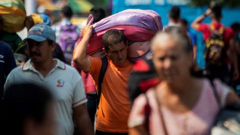 Cientos de venezolanos cruzan a diario la frontera con Colombia en busca de comida y medicinas o con la intenci�n de emigrar para lograr recursos para enviar a los que se quedan en el pa�s