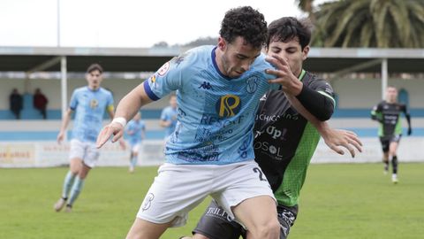 Manu Mart&iacute;n forcejea con un rival en la visita del Boiro al Kiko Rey.