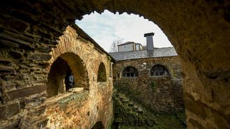 El castillo de Quindous, en Cervantes. La edificaci�n, declarada Bien de Inter�s Cultural (BIC), ser� objeto de una rehabilitaci�n integral impulsada por su propietaria estadounidense para albergar una escuela de cocina tradicional.