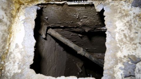 Agujero por el que �El Chap�o Guzm�n se introdujo en el t�nel.