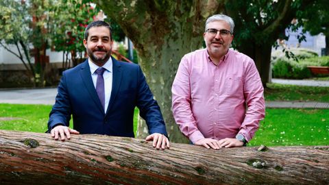 Pedro Gil (a la izquierda), decano de la Facultad de Enfermer�a y Podolog�a, y Vicente D�az, director de la Polit�cnica, en los jardines del campus