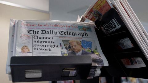 Una copias de The Telegraph expuestas en un quiosco.