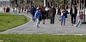 Los vilagarcianos invadieron el paseo mar�timo de la playa de A Compostela para disfrutar del primer atisbo de primavera.