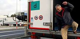 Paco Arenaz sigue manteniendo con dificultades una flota de siete camiones que conducen nueve empleados.